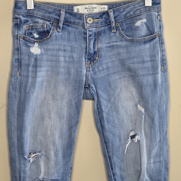 Abercrombie & Fitch | Light Wash Distressed Skinny Jeans Low Rise Size 0R or 25 - Picture 3 of 6